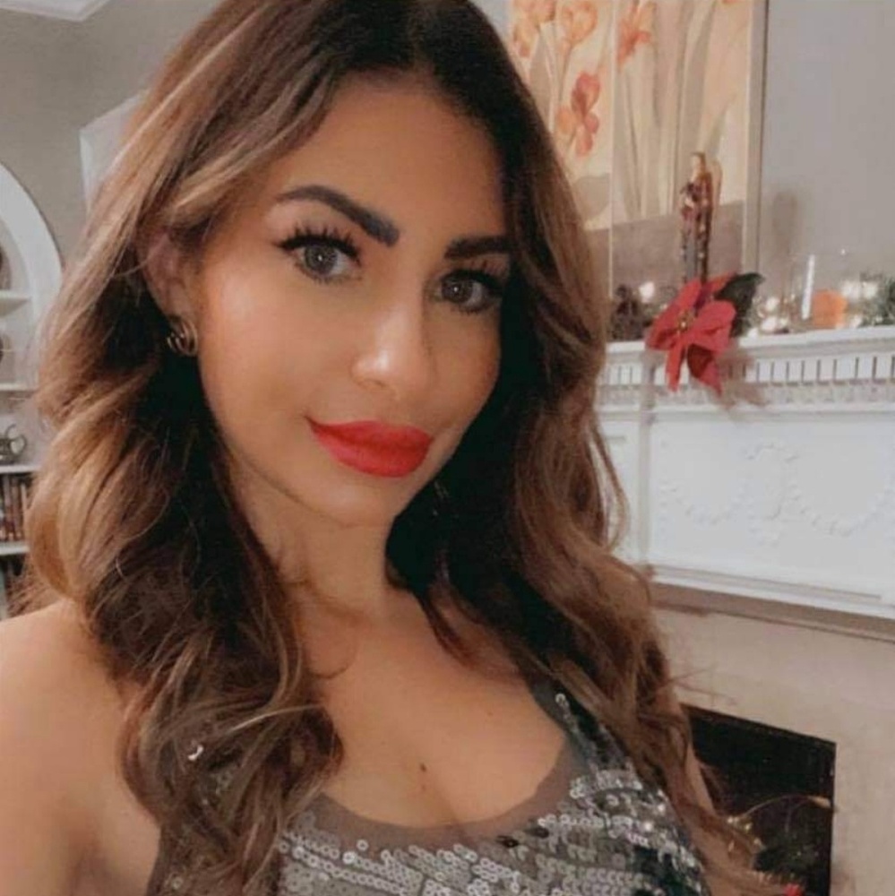 Meet your Posher, Mona